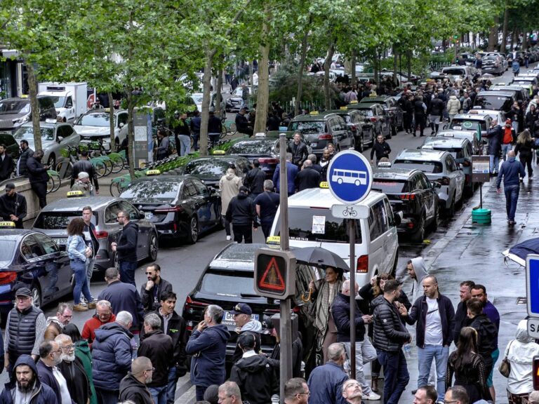 PARIS, Taxi drivers demonstrate, Manifestation des chauffeurs de taxi.